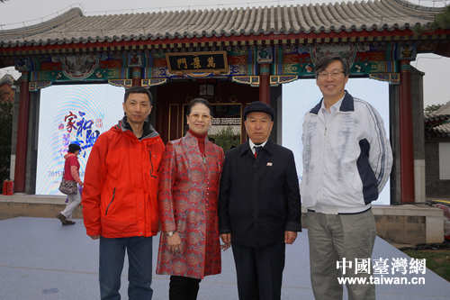 市台联副会长出席颁奖典礼并和“2015首都最美家庭代表陈炳楠、张秋凤合影