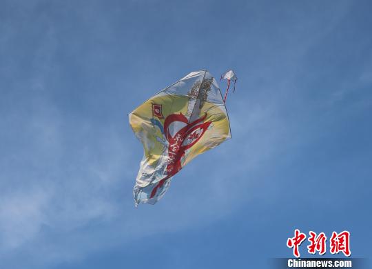 图为,观音大士爷巨型风筝,图案上有一“中”字,象征两岸和合一家人。 石龙洪 摄