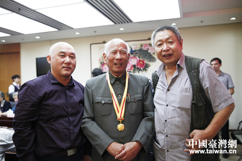 嘉宾与黄埔同学会会长林上元合影