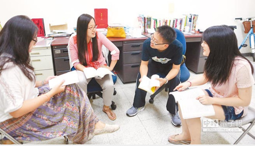 台媒:大陆配偶婚前子女在台求学困难含泪离台