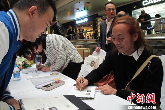 台湾漫画家蔡志忠现身上海指导自闭症儿童绘画