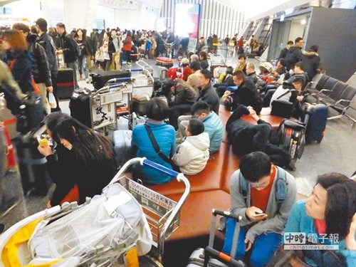 台湾春运恐出现瓶颈高铁喊罢工桃园机场塞爆(图)