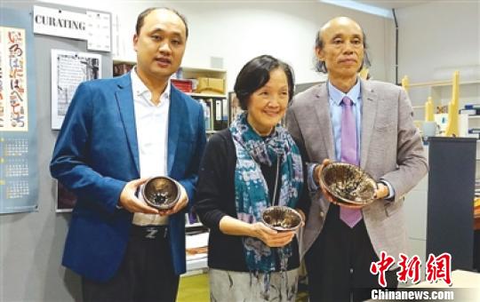 2015年,金油滴建盏入藏英国维多利亚博物馆。图为黄美金父子与该馆陶瓷馆刘明倩女士合影。(资料图) 李加林 摄