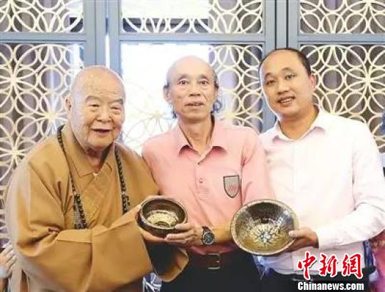 2014年,黄美金父子以工艺美术大师身份赴台参访交流期间,拜会星云大师(左一),并向其赠送金禅钵。(资料图) 李加林 摄