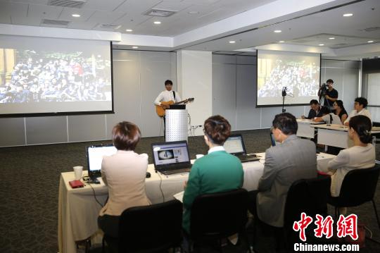 6��4�գ����ڶ���â��Ҫ�ľ����㡱̨�崫����ϵ��ѧ�����ڸ����Ϲ㲥����̨ʵϰ���̨�����еڶ��׶���ѡ��ʤ����50��̨������7��10����8��7�յ����Ϲ��ʵϰ��ͼΪ��ѡ�ֳ�������СԸ ��