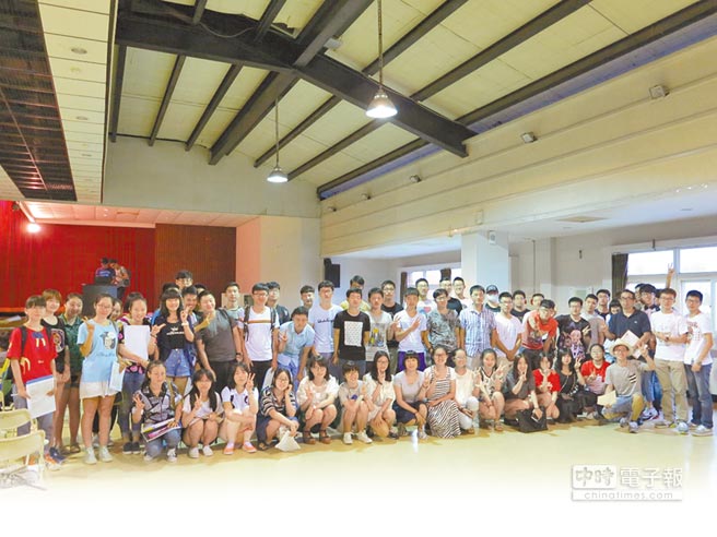 2015年9月11日,义守大学57位大陆学位生于新生座谈会后,与学长姐合影留念。(图片来源:台湾《中时电子报》)