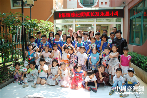 参访团参观杭州英伦幼儿园合影留念