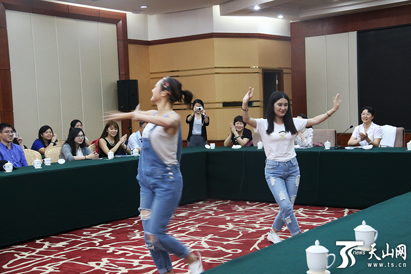 台湾青年学生交流参访团赴疆 促进文化交流 台湾青年学生交流参访团赴疆 促进文化交流