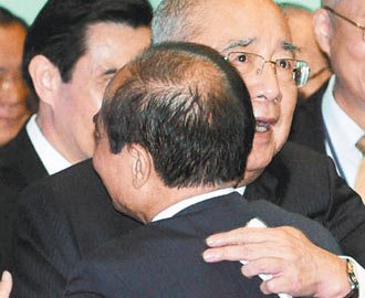 吴伯雄致辞后与王金平拥抱。取自台湾《联合报》/台北市摄影记者联谊会供图