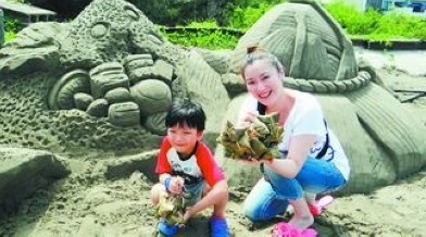 全台唯一的沙雕粽现身,现场还提供肉粽赠送给游客 全台唯一的沙雕粽现身,现场还提供肉粽赠送给游客