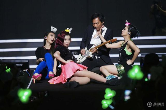 S.H.E与五月天13年首合体 S.H.E与五月天13年首合体