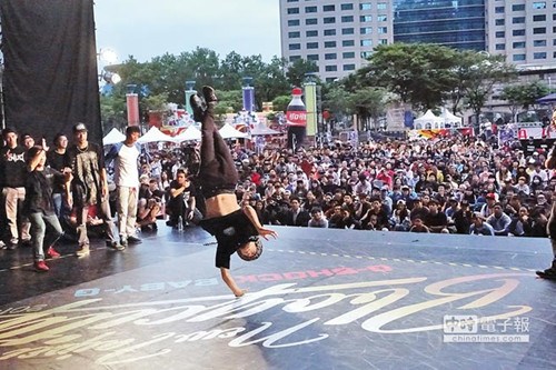 新北国际街舞大赛3000好手炫技秀连续空翻(图)