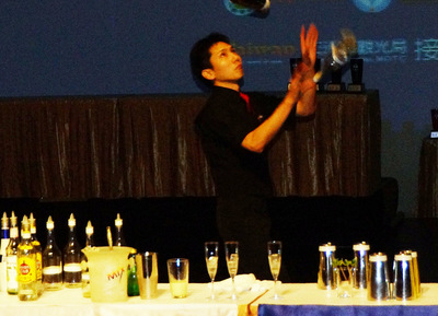 台湾举办国际调酒大赛 百人表演抛瓶场面壮观 台湾举办国际调酒大赛 百人表演抛瓶场面壮观