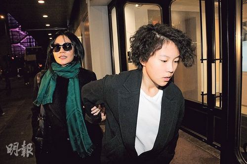 窦靖童换发型随王菲见霆锋“一家三口”再重聚(图)