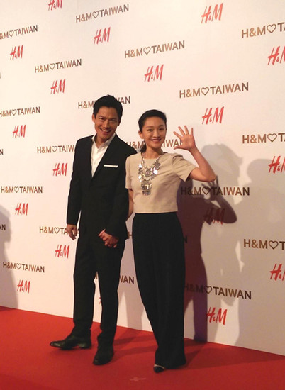 周迅携老公甜蜜亮相台湾时尚精品活动 周迅携老公甜蜜亮相台湾时尚精品活动