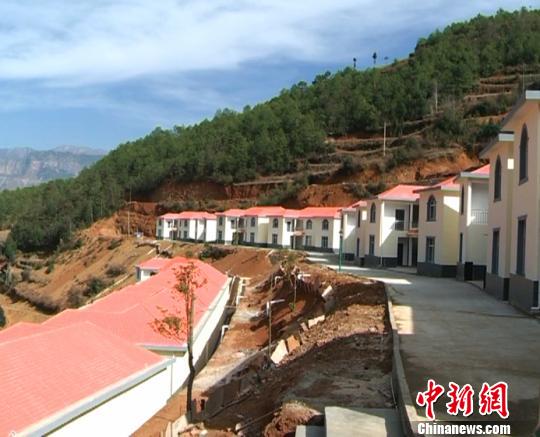 云南一民营企业家花千万建40套别墅送乡邻