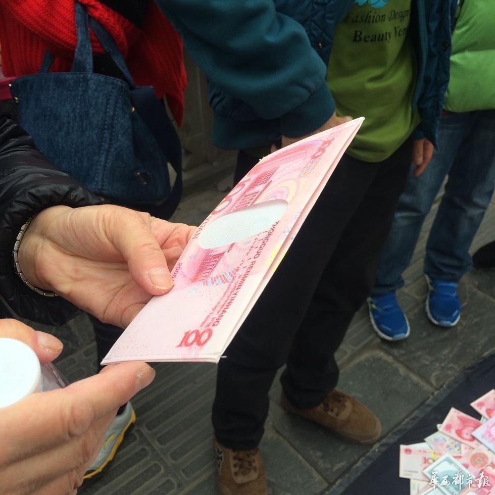 四川街头现土豪人民币钱包和真币极像（组图）_新闻图片_中国台湾网