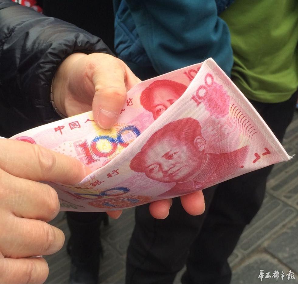 四川街头现土豪人民币钱包和真币极像（组图）_新闻图片_中国台湾网