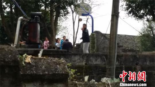 揭姚明12天广安村小老师生活给学生演示投篮(图)