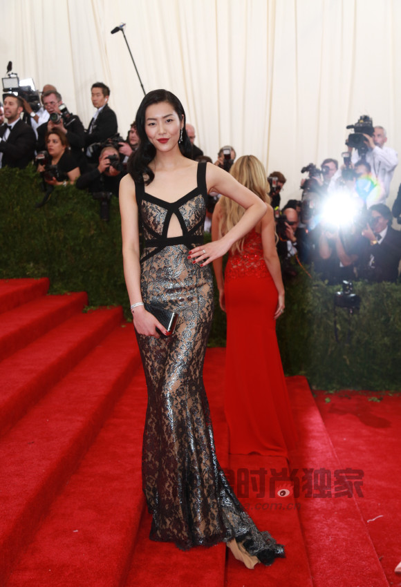 �й������������ࡰʱ�а�˹���� Ů�Ǻ�̺����