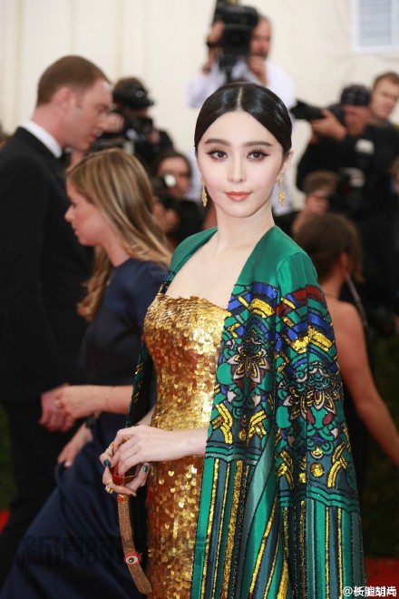 �й������������ࡰʱ�а�˹���� Ů�Ǻ�̺����