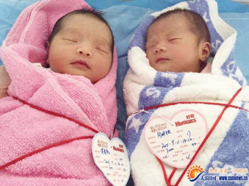 厦门两有缘女婴同天同时同院出生同高同重不同妈(图)
