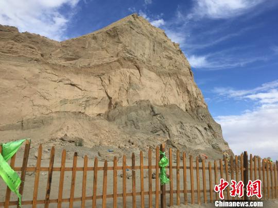 当地政府在塌方后已将白公山“外星人遗址”用护栏加以保护。 孙睿摄