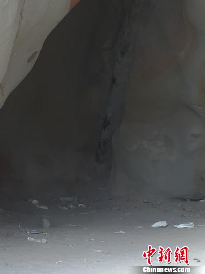 白公山山脚下三角岩洞内出现塌方的碎岩石。 孙睿摄