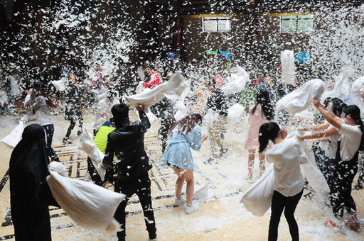 公司减压无脸日,<em>员工戴面具上班</em>_中国台湾网