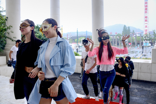 公司减压无脸日,<em>员工戴面具上班</em>_中国台湾网