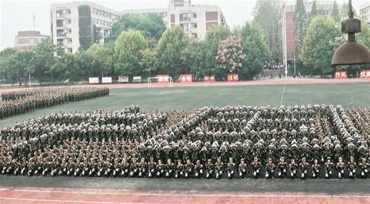 图为:1600名女生再现“活字印刷”