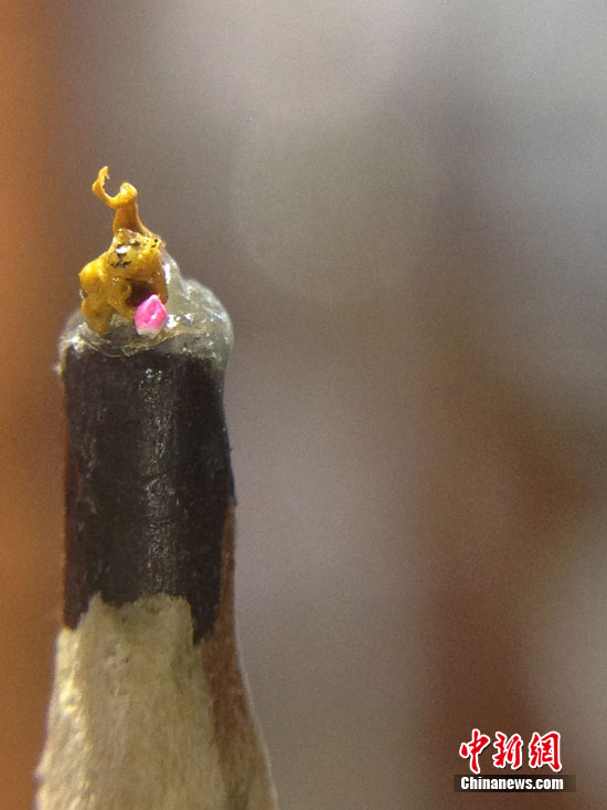 台湾雕刻家陈逢显刻“世界最小”猴子仅1毫米(图)