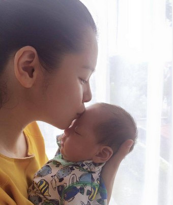 徐若瑄亲吻爱子