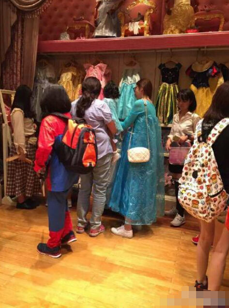 香港迪士尼乐园偶遇吴佩慈挺着大肚带着女儿