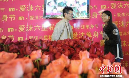 �����ڶ��õ�廨�������к��ı��ף�Ů���Եý��š�