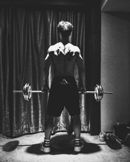 蒋劲夫半裸举杠铃