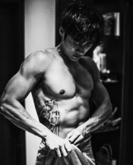 蒋劲夫低头摆弄浴巾