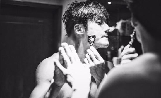 蒋劲夫裸身刮胡子