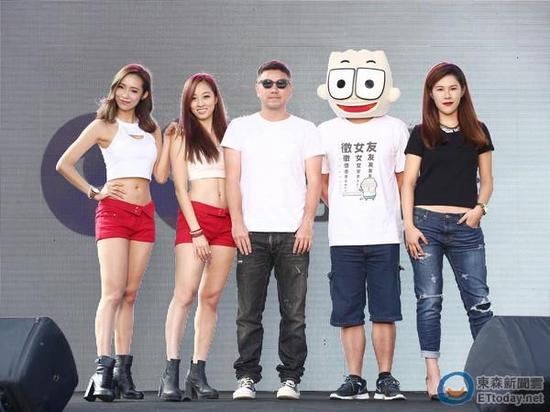 詹仁雄(中)日前上《康熙来了》接受蔡康永、小S拷问。