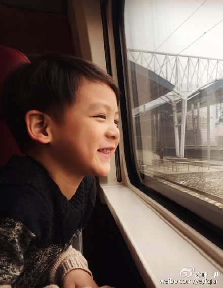田亮儿子第一次坐高铁超级兴奋