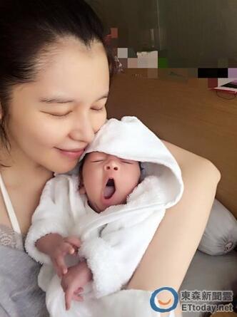 如今她也已当妈