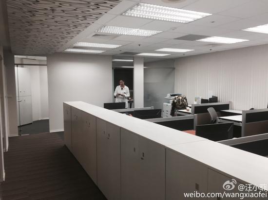 ��S����̥ ��С��̨�����ù�ɹ�°칫�����أ�С���ͦ��ܰ