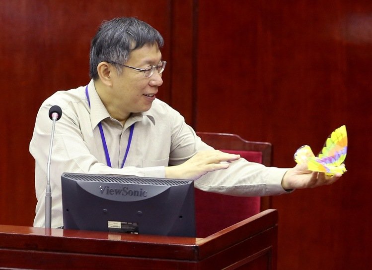 议员送电动鸽给柯文哲 吁不要放市民鸽子(图)