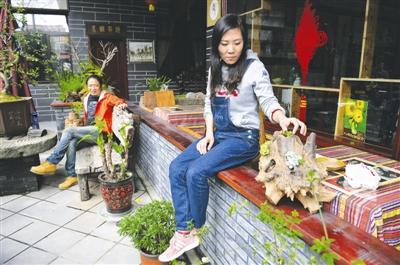 “世界那么大”一周年 辞职女教师怀孕近一月