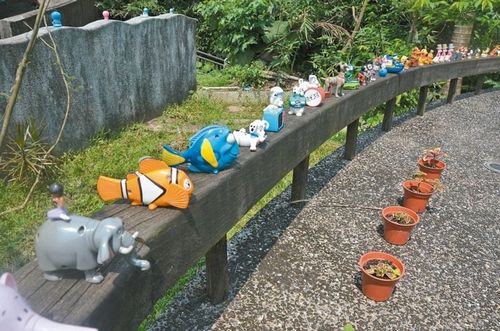 女子将家中500个公仔全搬进小学路人纷驻足拍照