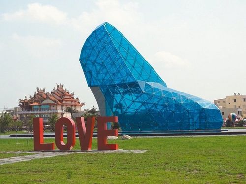 嘉义高跟鞋教堂魅力难挡大批游客争睹风采(图)