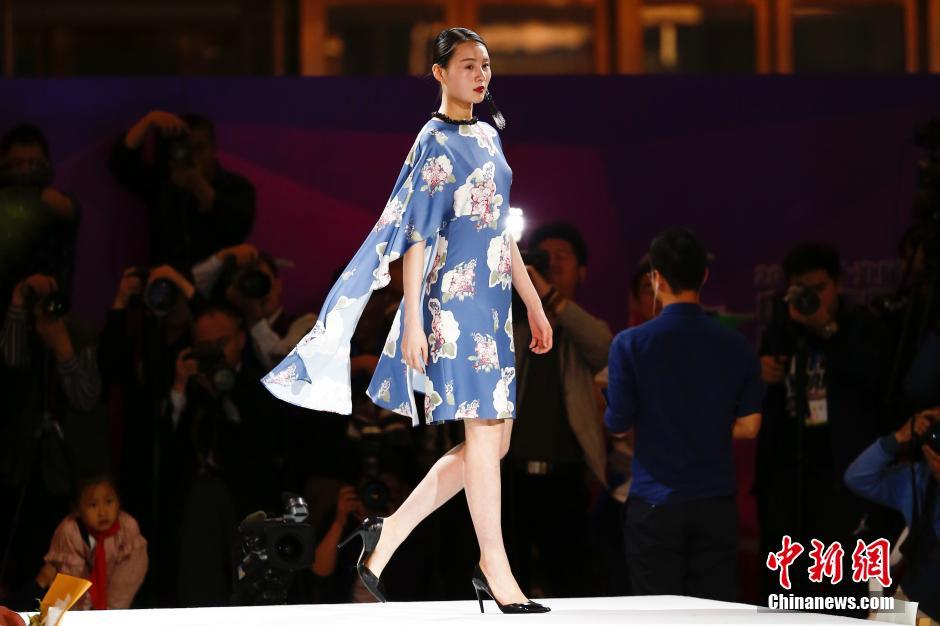靓丽模特青岛走秀 展示中国设计师服装作品