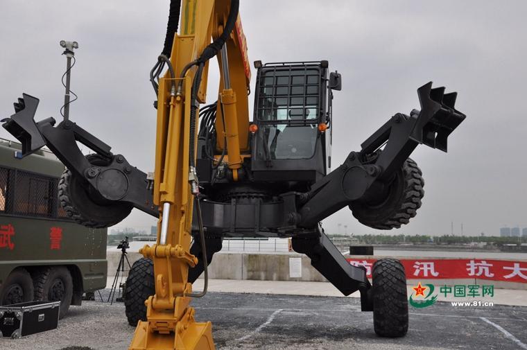 变形金刚!武警“长腿”挖掘机惊艳亮相 变形金刚!武警“长腿”挖掘机惊艳亮相