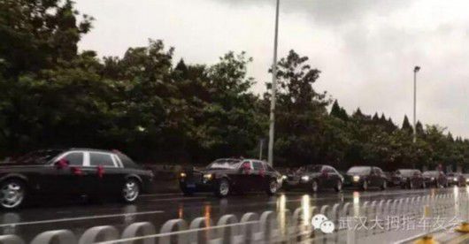 5月15日,这支价值超过2个亿的婚礼车队一露面,立即“惊呆了”路人,并被手快的网友上传到网上。而出现在婚礼现场的明星大腕阵容,同样令网友们直呼“太牛了”。(图片来源:武汉大拇指车友会)