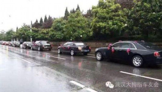12辆劳斯莱斯幻影+10台宾利+10台超跑+20辆宝马7系+20辆奔驰s级,排成纵队。并出动50辆奥迪a6、a8接送宾客,这可不是顶级名车流动展,而是出现在武汉市区街头,的豪华婚礼车队。(图片来源:武汉大拇指车友会)